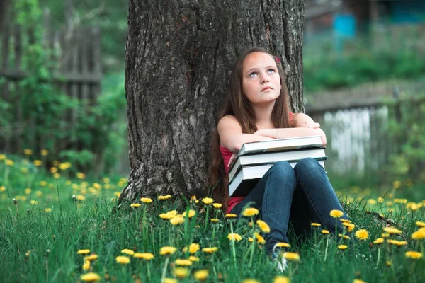 Unavená Teen Dívka Knihami Zeleném Letním Parku Stock Snímky