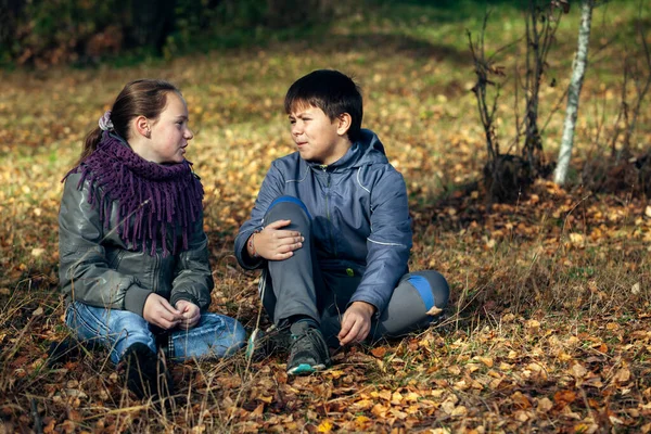 Bir Çift Genç Sonbahar Parkında Romantik Bir Şekilde Tanışır — Stok fotoğraf