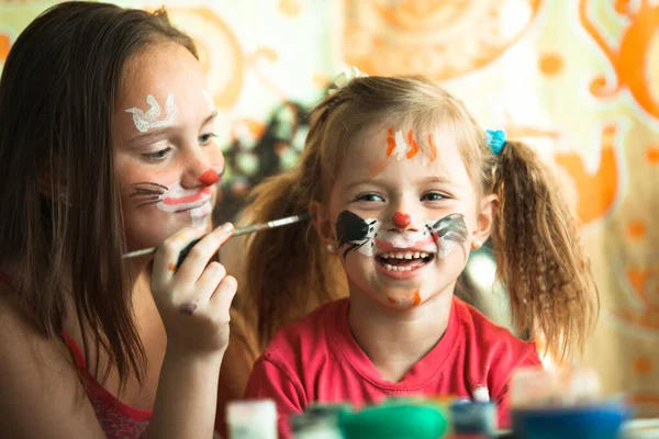 Kleine Grappige Zusjes Die Met Het Gezicht Van Elkaar Spelen — Stockfoto