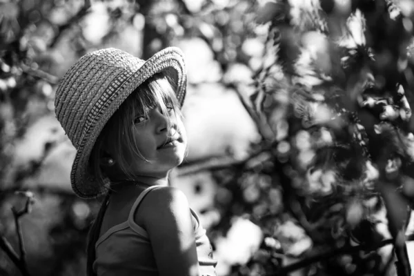 Niña Con Sombrero Paja Parque Foto Blanco Negro — Foto de Stock