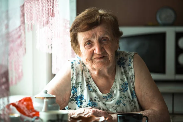 Portrét Staré Ženy Doma — Stock fotografie
