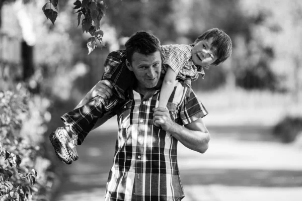 Padre Figlio Nel Parco Foto Bianco Nero — Foto Stock