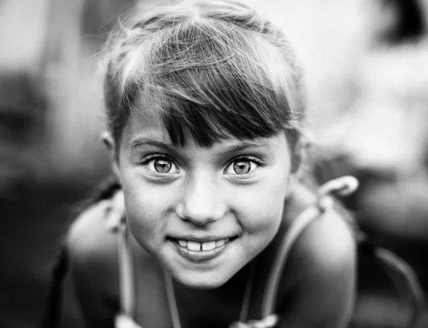 Close Portret Van Een Emotioneel Klein Meisje Zwart Wit Foto — Stockfoto