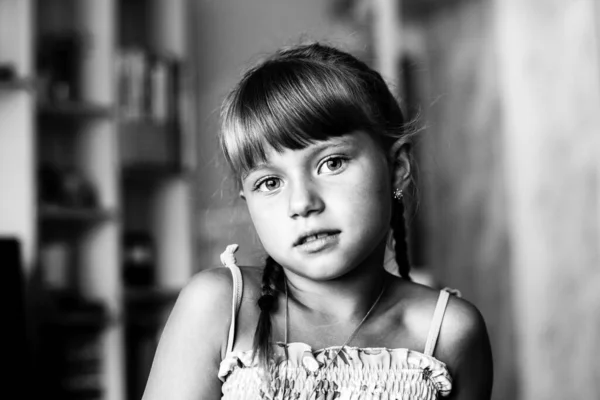 Portrét Malé Holčičky Dětském Pokoji Černobílá Fotografie — Stock fotografie