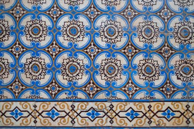 Sokağın karşısındaki eski fayans duvarı teneke kaplı, azulejos seramik seramik kaplama. Porto, Portekiz.