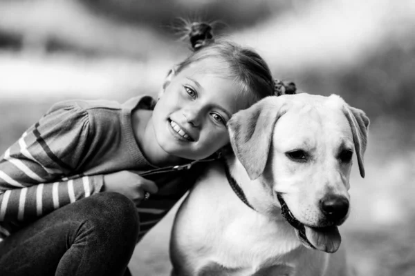 Köpeğiyle Birlikte Yaşında Bir Kız Siyah Beyaz Fotoğraf — Stok fotoğraf