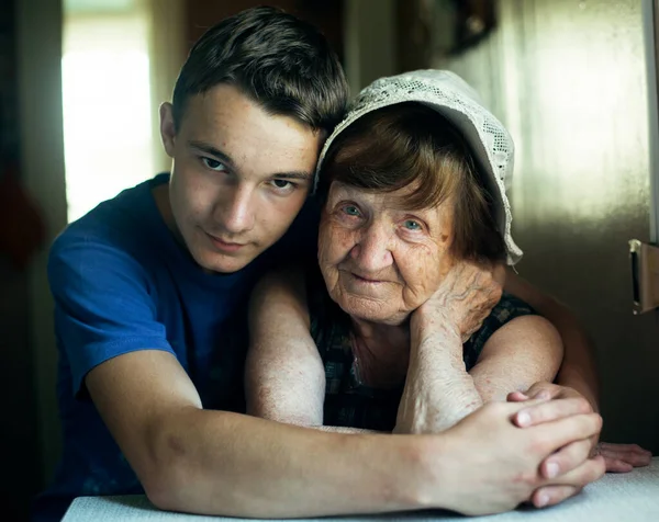 Porträt Einer Alten Großmutter Und Ihres Enkels — Stockfoto