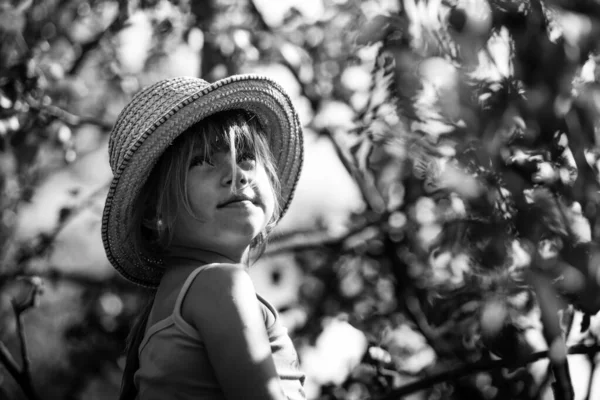 Niña Con Sombrero Paja Parque Fotografía Blanco Negro — Foto de Stock