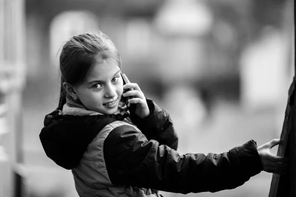 Küçük Kız Portresi Cep Telefonuyla Konuşuyor Açık Havada Siyah Beyaz — Stok fotoğraf