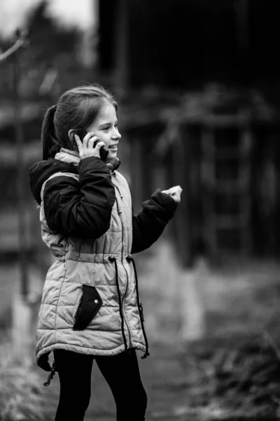 Uma Menina Falar Telefone Foto Preto Branco — Fotografia de Stock