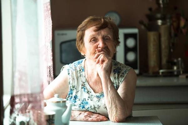 Retrato Uma Velha Mulher Bebendo Chá Seu Apartamento — Fotografia de Stock