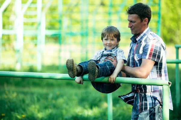 Homme Avec Jeune Fils Sur Une Aire Jeux Pour Enfants — Photo