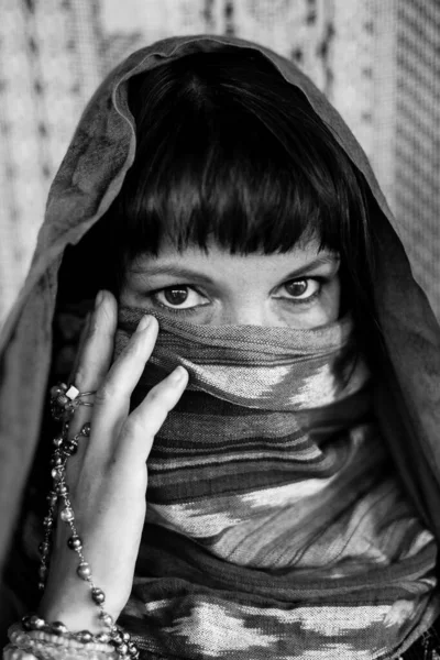 一个女人用面纱盖住脸的画像 黑白照片 — 图库照片
