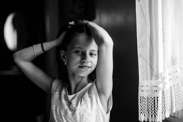 Zehnjähriger Posiert Tisch Für Die Kamera Schwarz Weiß Fotografie — Stockfoto
