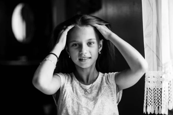 Una Niña Diez Años Posando Para Cámara Sentada Casa Foto —  Fotos de Stock