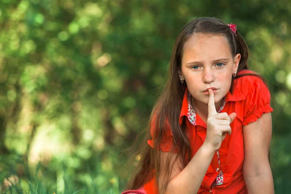 Hushing Teen Girl Mit Dem Finger Über Ihren Mund — Stockfoto