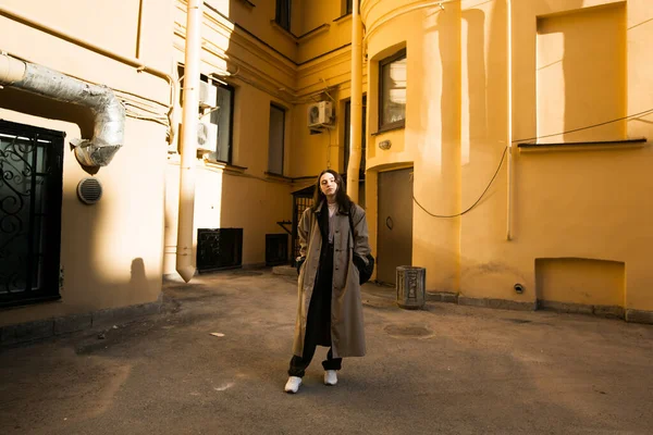 Menina Posando Quintal Saint Petersburg — Fotografia de Stock