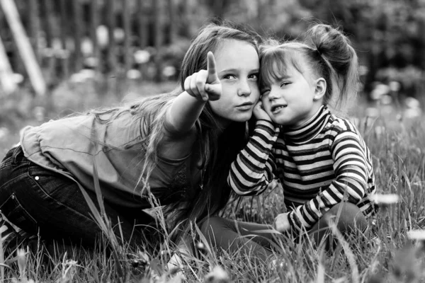 Kleine Schwestern Spielen Draußen Schwarz Weiß Foto — Stockfoto