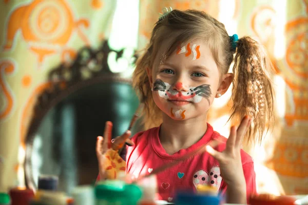 Ребенок Маленькая Девочка Рисует Краской Лица — стоковое фото