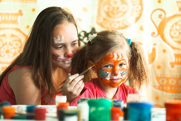 Duas Irmãs Fofas Brincando Com Pintura Facial Casa — Fotografia de Stock