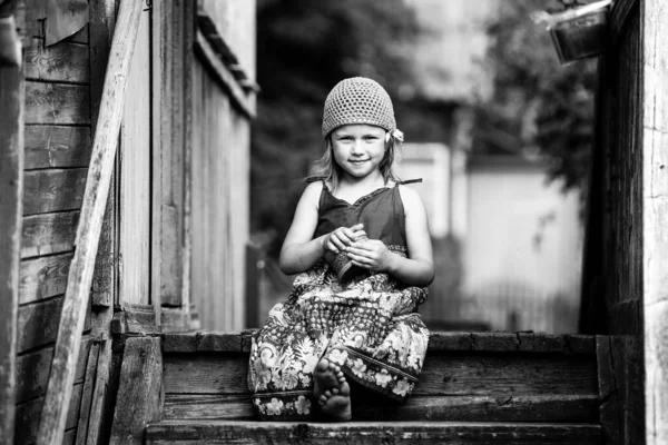 村の民族衣装の少女 白黒写真 — ストック写真