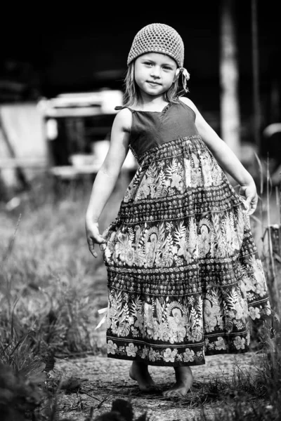 Femårig Flicka Som Poserar För Kameran Gården Till Ett Hus — Stockfoto