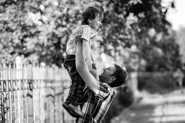 Joven Padre Pequeño Hijo Juegan Calle Foto Blanco Negro — Foto de Stock