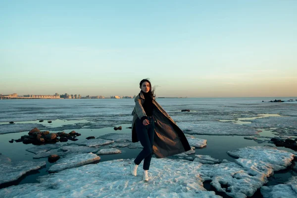 Schöne Mädchen Fotoshooting Flussnähe Winter — Stockfoto