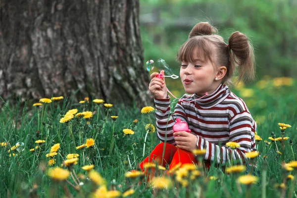 Menina Cinco Anos Soprando Bolhas Sabão Parque — Fotografia de Stock