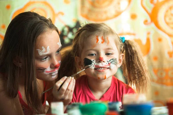 Pequenas Irmãs Adoráveis Brincando Com Pintura Rosto — Fotografia de Stock