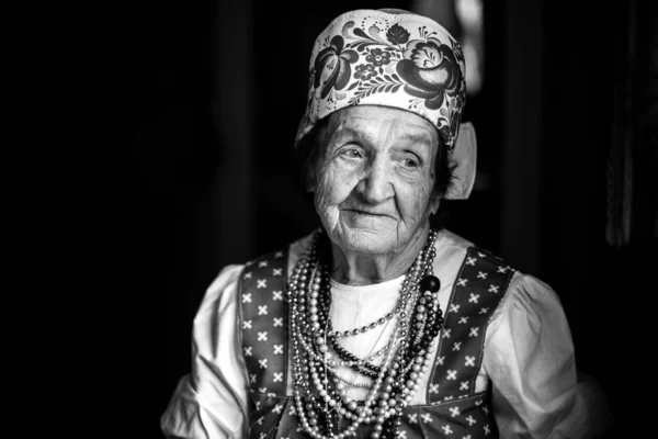 Portrait Femme Âgée Vêtements Ethniques Dans Maison Photo Noir Blanc — Photo