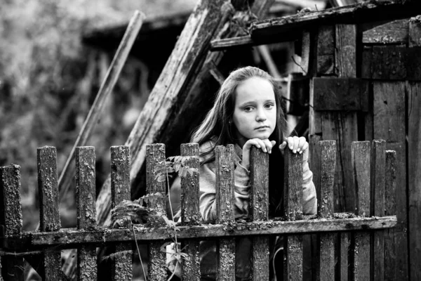 Tiener Meisje Staat Buurt Van Vintage Landelijke Hek Zwart Wit — Stockfoto