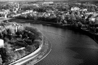 Polonya 'nın Krakow kentindeki Vistula Nehri' nin havadan görünüşü. Siyah beyaz fotoğraf.