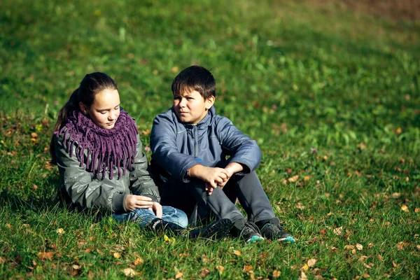 Casal Adolescentes Encontram Romanticamente Natureza — Fotografia de Stock