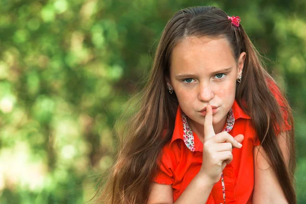 Sessiz Genç Kız Parmağını Ağzının Üstüne Koy — Stok fotoğraf