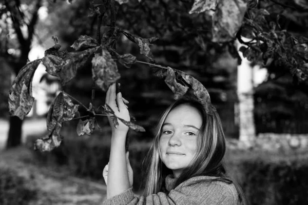 Retrato Menina Bonito Jovem Parque Outono Foto Preto Branco — Fotografia de Stock