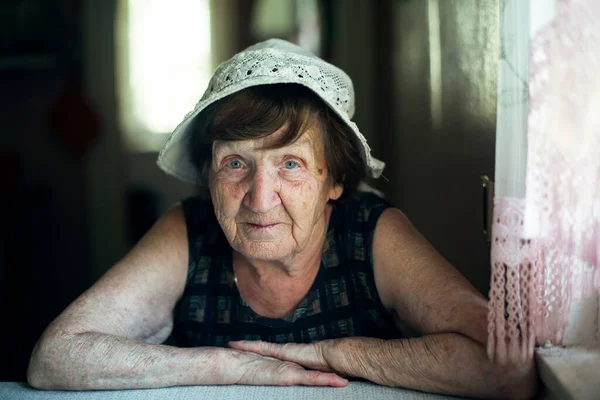 Retrato Uma Velha Mulher Russa Sua Casa — Fotografia de Stock