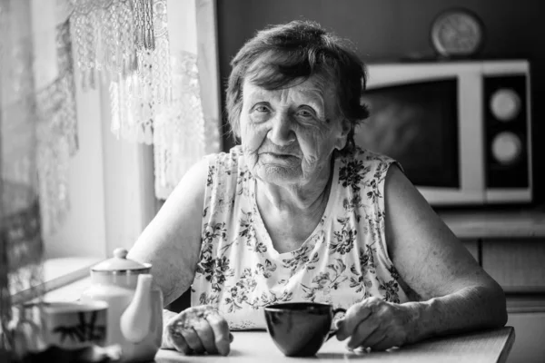 Una Anciana Jubilada Sienta Una Mesa Casa Foto Blanco Negro — Foto de Stock