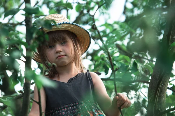 Little Cute Girl Słomy Kapelusz Parku — Zdjęcie stockowe