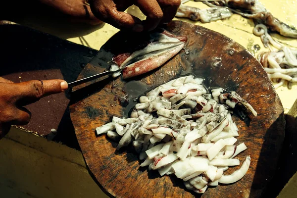 在泰国湾捕鱼的乌贼饵 手被切碎的特写 — 图库照片