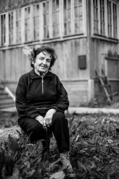 Une Vieille Femme Près Maison Campagne Photo Noir Blanc — Photo