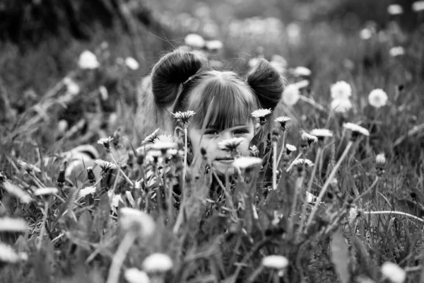 公園で遊んでいる女の子 白黒写真 — ストック写真