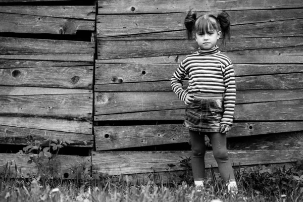 Kleines Mädchen Posiert Draußen Dorf Schwarz Weiß Foto — Stockfoto