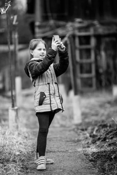Pequena Menina Bonito Faz Selfie Smartphone Livre Foto Preto Branco — Fotografia de Stock