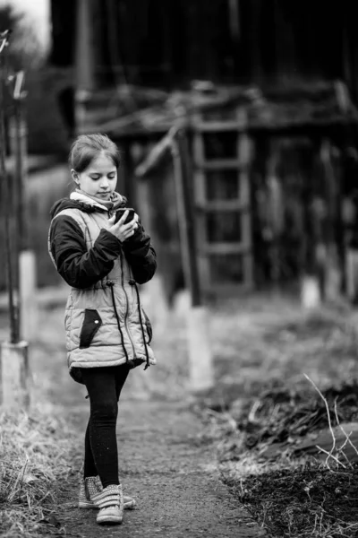 Klein Schattig Meisje Met Telefoon Zwart Wit Foto — Stockfoto