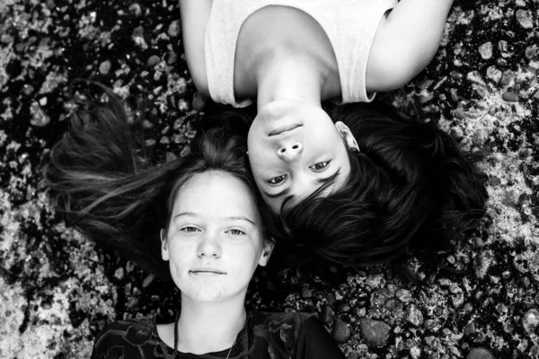 Retrato Dos Chicas Adolescentes Vista Desde Arriba Foto Blanco Negro —  Fotos de Stock