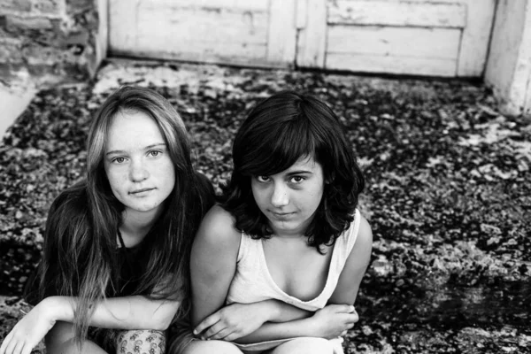 Two Teenage Girl Friends Outdoor Black White Photo — Stock Photo, Image