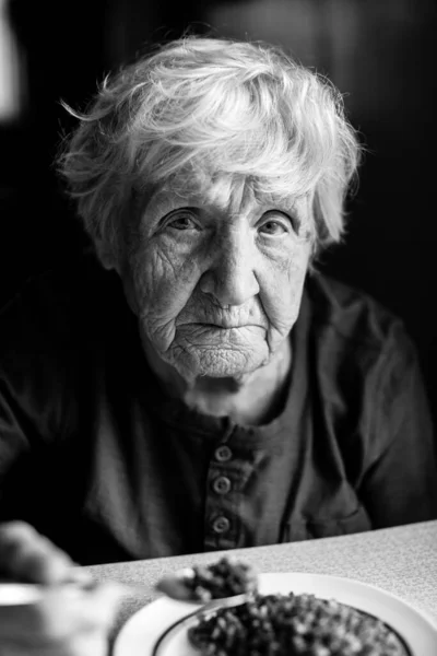 Portrét Staré Ženy Pohankovou Kaši Sedící Stolu Jeho Domě Černobílá — Stock fotografie
