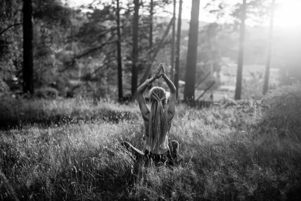 Femme Yoga Méditant Dans Forêt Photo Noir Blanc — Photo