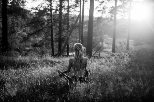 Mujer Del Yoga Meditando Pintoresco Claro Bosque Foto Blanco Negro — Foto de Stock